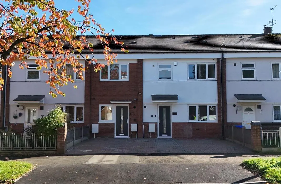 Luxurious 3 Bed Home, Free Parking-1