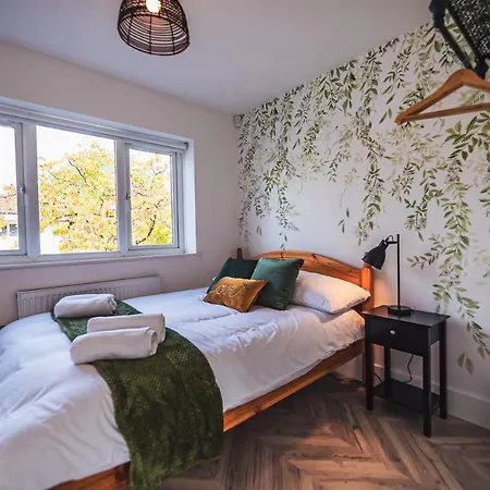 Luxurious 3 Bed Home, Free Parking-2