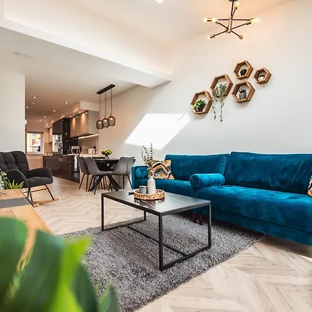 Luxurious 3 Bed Home, Free Parking-3